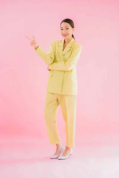 Porträt Schöne Junge Asiatische Geschäftsfrau Lächeln Aktion Auf Rosa Hintergrund — Stockfoto