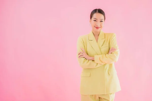 Portret Mooie Jonge Aziatische Zakenvrouw Glimlach Actie Roze Kleur Achtergrond — Stockfoto