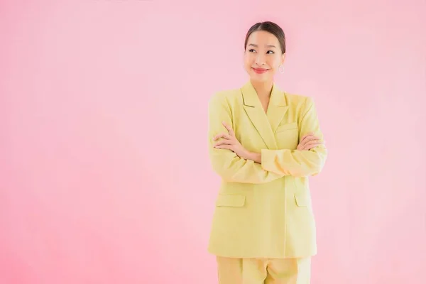 Portret Mooie Jonge Aziatische Zakenvrouw Glimlach Actie Roze Kleur Achtergrond — Stockfoto