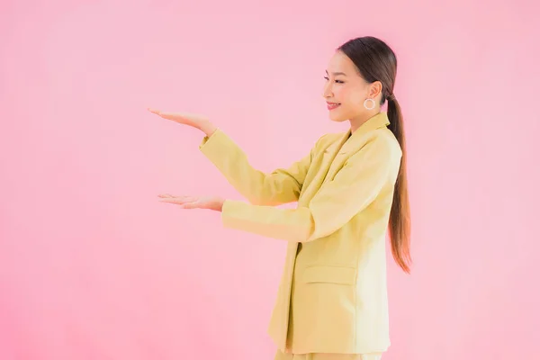 肖像画美しい若いアジアのビジネス女性の笑顔アクションでピンクの色の背景 — ストック写真