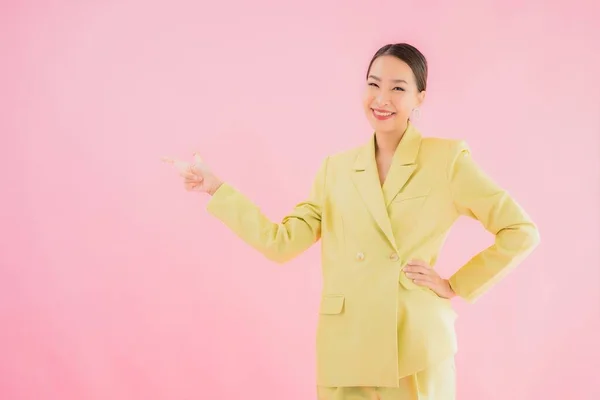 Portret Mooie Jonge Aziatische Zakenvrouw Glimlach Actie Roze Kleur Achtergrond — Stockfoto