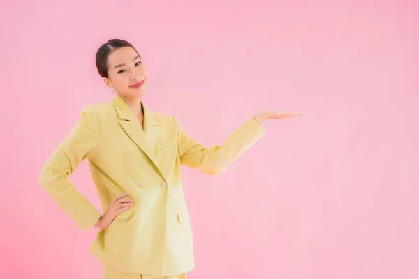 Portret Mooie Jonge Aziatische Zakenvrouw Glimlach Actie Roze Kleur Achtergrond — Stockfoto