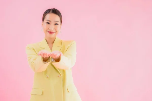 Portret Mooie Jonge Aziatische Zakenvrouw Glimlach Actie Roze Kleur Achtergrond — Stockfoto