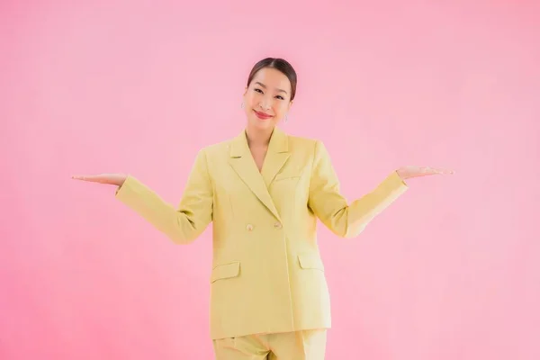 Portret Mooie Jonge Aziatische Zakenvrouw Glimlach Actie Roze Kleur Achtergrond — Stockfoto