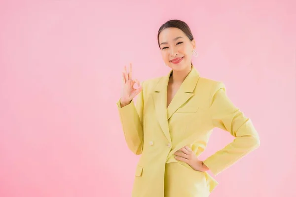 Porträt Schöne Junge Asiatische Geschäftsfrau Lächeln Aktion Auf Rosa Hintergrund — Stockfoto