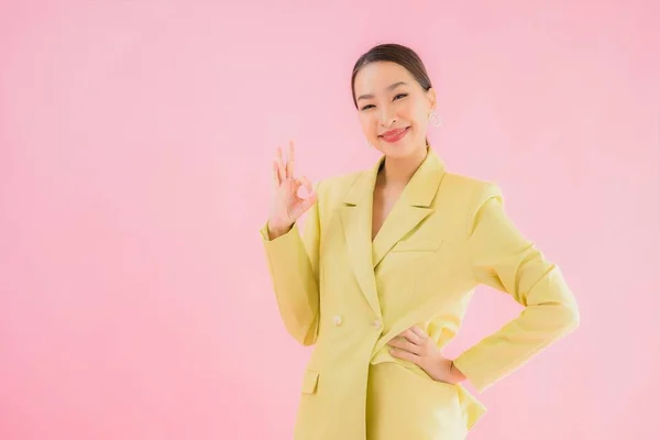 Portret Mooie Jonge Aziatische Zakenvrouw Glimlach Actie Roze Kleur Achtergrond — Stockfoto