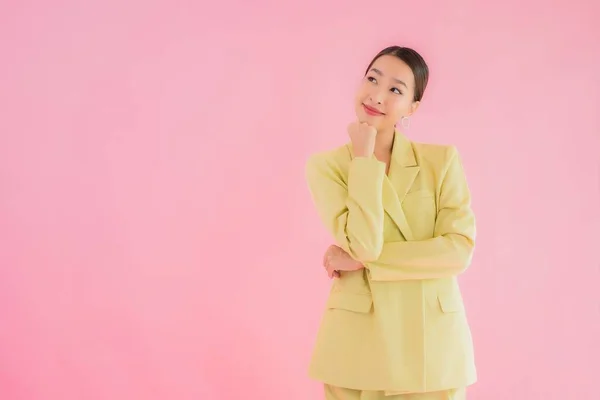 Portré Gyönyörű Fiatal Ázsiai Üzletasszony Mosoly Akcióban Rózsaszín Háttér — Stock Fotó
