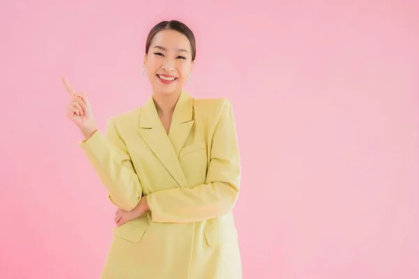Портрет Красива Молода Азіатська Бізнес Леді Посміхається Дії Фоні Рожевого — стокове фото