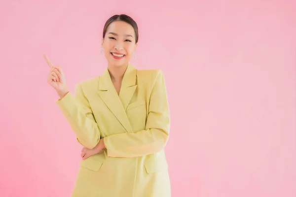 Portret Mooie Jonge Aziatische Zakenvrouw Glimlach Actie Roze Kleur Achtergrond — Stockfoto