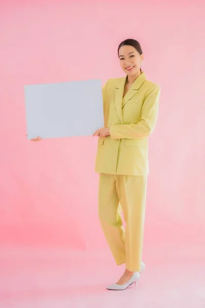 Πορτρέτο Όμορφη Νεαρή Ασιατική Επιχειρηματική Γυναίκα Χαμόγελο Άδειο Λευκό Πινακίδα — Φωτογραφία Αρχείου