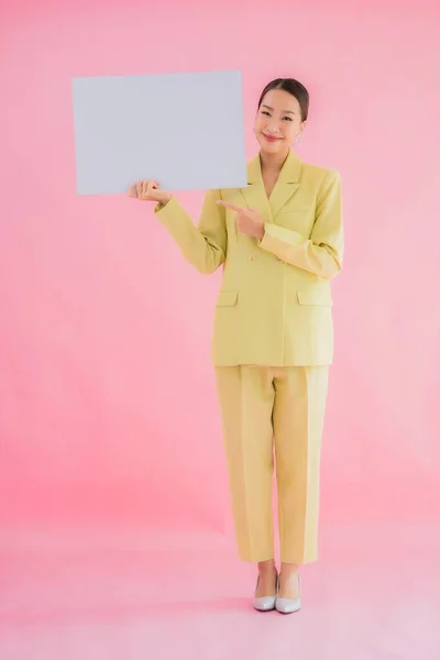 Porträtt Vacker Ung Asiatisk Affärskvinna Leende Med Tom Vit Skylt — Stockfoto