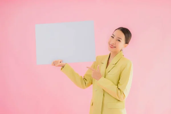 Portret Mooie Jonge Aziatische Zakenvrouw Glimlach Met Lege Witte Billboard — Stockfoto