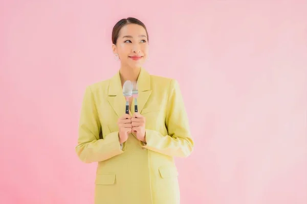 Retrato Hermosa Joven Asiática Mujer Negocios Con Cuchara Tenedor Listo — Foto de Stock