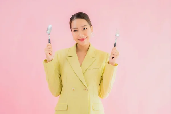 Portré Gyönyörű Fiatal Ázsiai Üzletasszony Kanállal Villával Kész Enni Rózsaszín — Stock Fotó