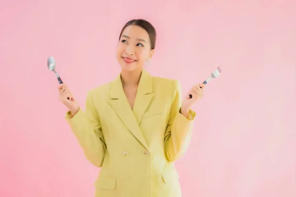Portré Gyönyörű Fiatal Ázsiai Üzletasszony Kanállal Villával Kész Enni Rózsaszín — Stock Fotó