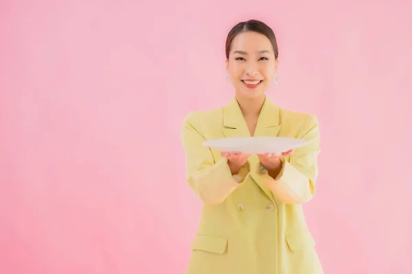 Portret Mooie Jonge Aziatische Zakenvrouw Met Schotel Plaat Kleur Achtergrond — Stockfoto