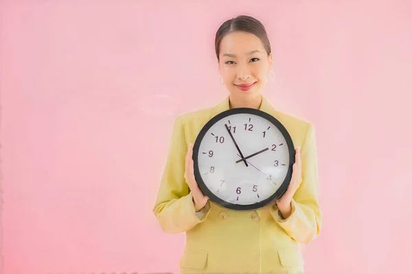 Πορτρέτο Όμορφη Νεαρή Ασιάτισσα Επιχειρηματίας Δείχνουν Ρολόι Συναγερμό Στο Χρώμα — Φωτογραφία Αρχείου