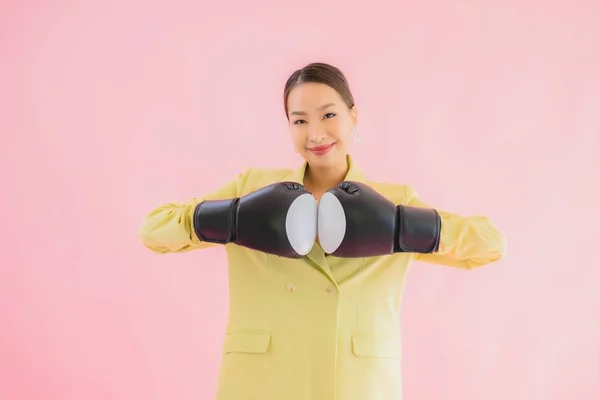 Retrato Hermosa Joven Asiático Mujer Negocios Con Boxeo Color Fondo — Foto de Stock