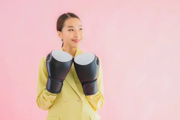 Retrato Hermosa Joven Asiático Mujer Negocios Con Boxeo Color Fondo — Foto de Stock