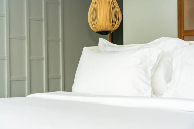 Yatak odasının iç tarafındaki yastıkta lamba var.