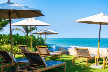 Şemsiye ve sandalye deniz kıyısında seyahat için.