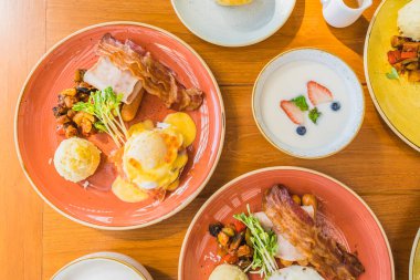 Yumurtalı omlet ve jambonlu omlet. Kahvaltı için tabakta sosis.