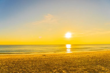 Günbatımında ya da gün doğumunda seyahat için güzel tropikal doğa deniz okyanusu