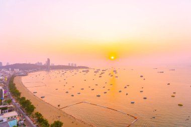 Pattaya şehri Tayland 'ın etrafında mimari yapıları ve gemileri olan güzel tropikal sahil okyanus körfezi.