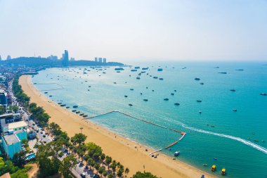 Beyaz bulut mavi gökyüzü ve Tayland 'ın Pattaya şehrindeki mimari yapı çevresindeki güzel tropikal sahil okyanus körfezi.
