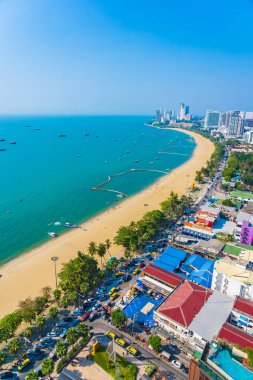 Beyaz bulut mavi gökyüzü ve Tayland 'ın Pattaya şehrindeki mimari yapı çevresindeki güzel tropikal sahil okyanus körfezi.