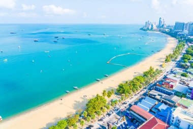 Beyaz bulut mavi gökyüzü ve Tayland 'ın Pattaya şehrindeki mimari yapı çevresindeki güzel tropikal sahil okyanus körfezi.