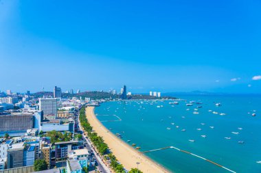 Beyaz bulut mavi gökyüzü ve Tayland 'ın Pattaya şehrindeki mimari yapı çevresindeki güzel tropikal sahil okyanus körfezi.