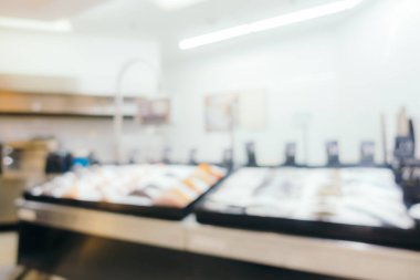 Alışveriş merkezindeki süpermarkette ve arka plan için departmanda çiğ balık eti soyut bulanıklığı ve çözünürlüğü