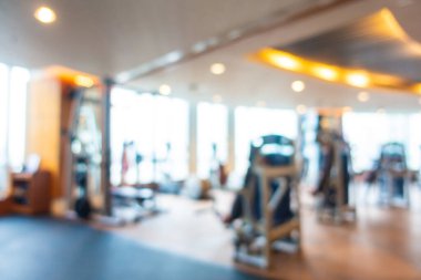 Arka plan için iç taraftaki jimnastik salonunda bulanık fitness ekipmanı