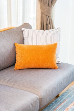 Oturma odasının iç tarafındaki kanepede yastık süsleme ve rahatlama için