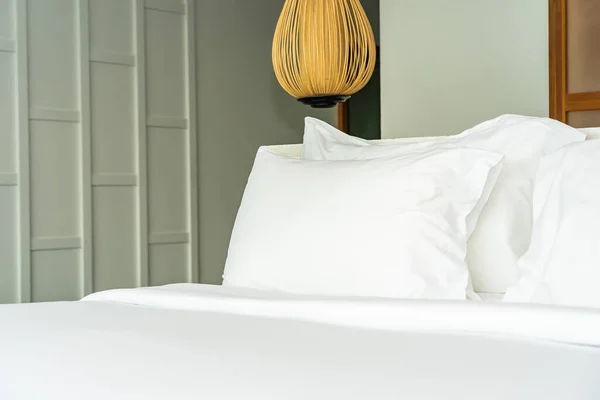 照明付きの寝室のインテリアのベッドルームの装飾の枕 — ストック写真