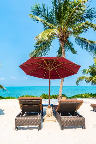 Schöner Tropischer Strand Meer Meer Mit Sonnenschirm Und Stuhl Rund — Stockfoto