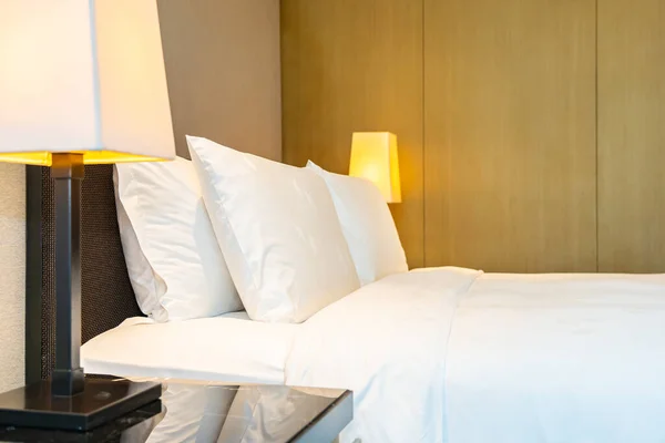 Biała Wygodna Poduszka Koc Łóżku Lekką Lampą Dekoracji Wnętrza Sypialni — Zdjęcie stockowe