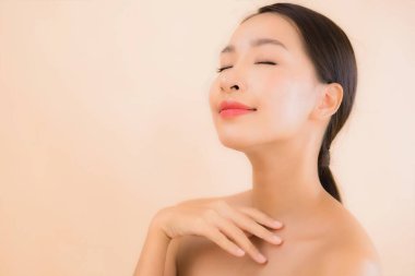 Güzellik kaplıcaları ve kozmetik makyaj anlayışı olan Asyalı güzel bir kadın portresi.