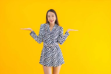 Güzel Asyalı bir kadının portresi mutlu bir şekilde gülümsüyor.