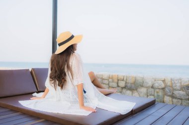 Genç Asyalı kadının portresi. Mutlu bir gülümseme. Deniz kıyısında tatil için rahatlayın.