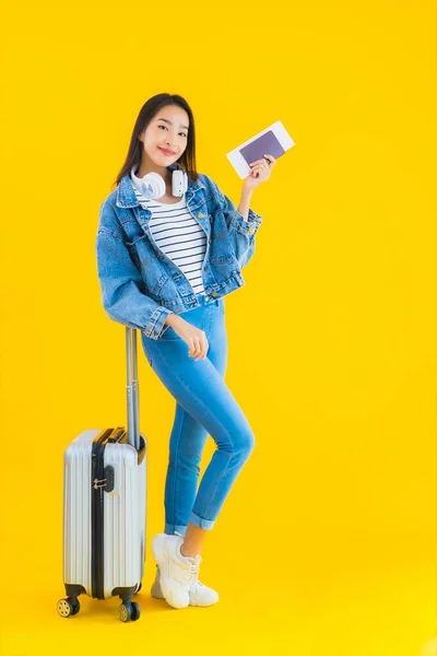 Πορτρέτο Όμορφη Νεαρή Ασιατική Γυναίκα Ταξίδια Και Αναψυχή Αποσκευές Τσάντα — Φωτογραφία Αρχείου