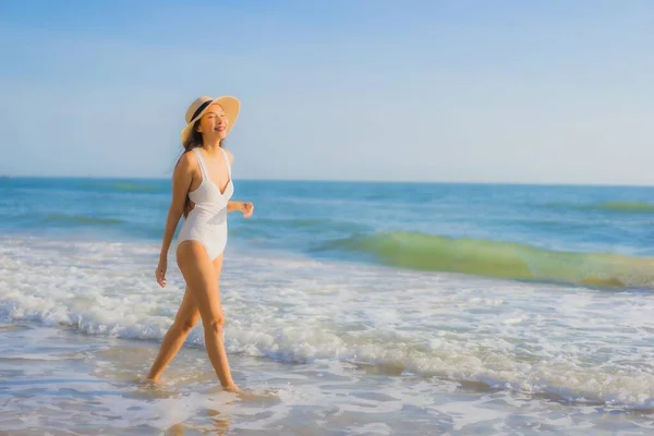 Portrait Beautiful Young Asian Woman Happy Smile Sea Ocean Beach — Stock Photo, Image