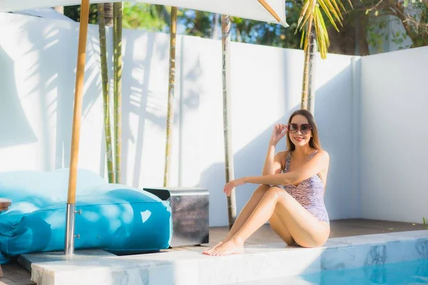 Retrato Hermosa Joven Asiática Mujer Feliz Sonrisa Relajarse Alrededor Piscina —  Fotos de Stock