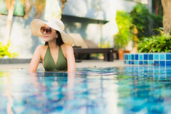 Portrait Belle Jeune Femme Asiatique Détendre Autour Piscine Dans Station — Photo