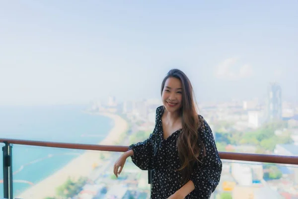 Portret Mooie Jonge Aziatische Vrouw Ontspannen Gelukkig Glimlach Rond Balkon — Stockfoto