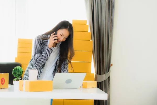 Portret Mooie Jonge Aziatische Zakenvrouw Werk Vanuit Huis Met Laptop — Stockfoto