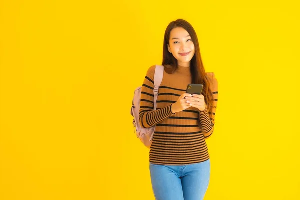 Porträtt Vackra Unga Asiatiska Kvinna Med Bagpack Använda Smart Mobiltelefon — Stockfoto