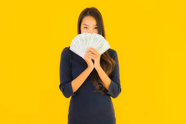 Portret Mooie Jonge Aziatische Vrouw Met Geld Geld Geel Geïsoleerde — Stockfoto