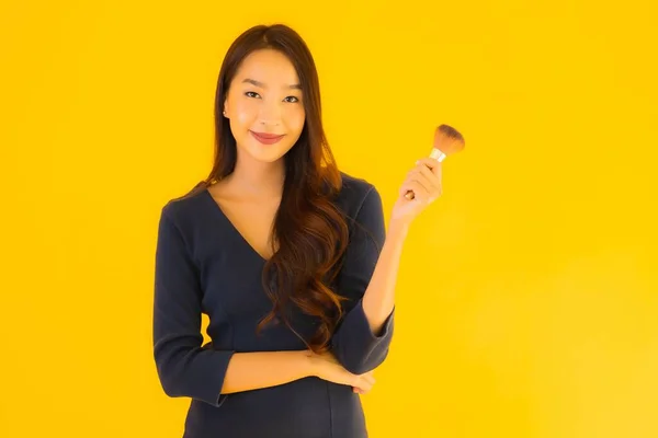 Retrato Hermosa Joven Asiática Mujer Con Maquillaje Cepillo Amarillo Aislado —  Fotos de Stock